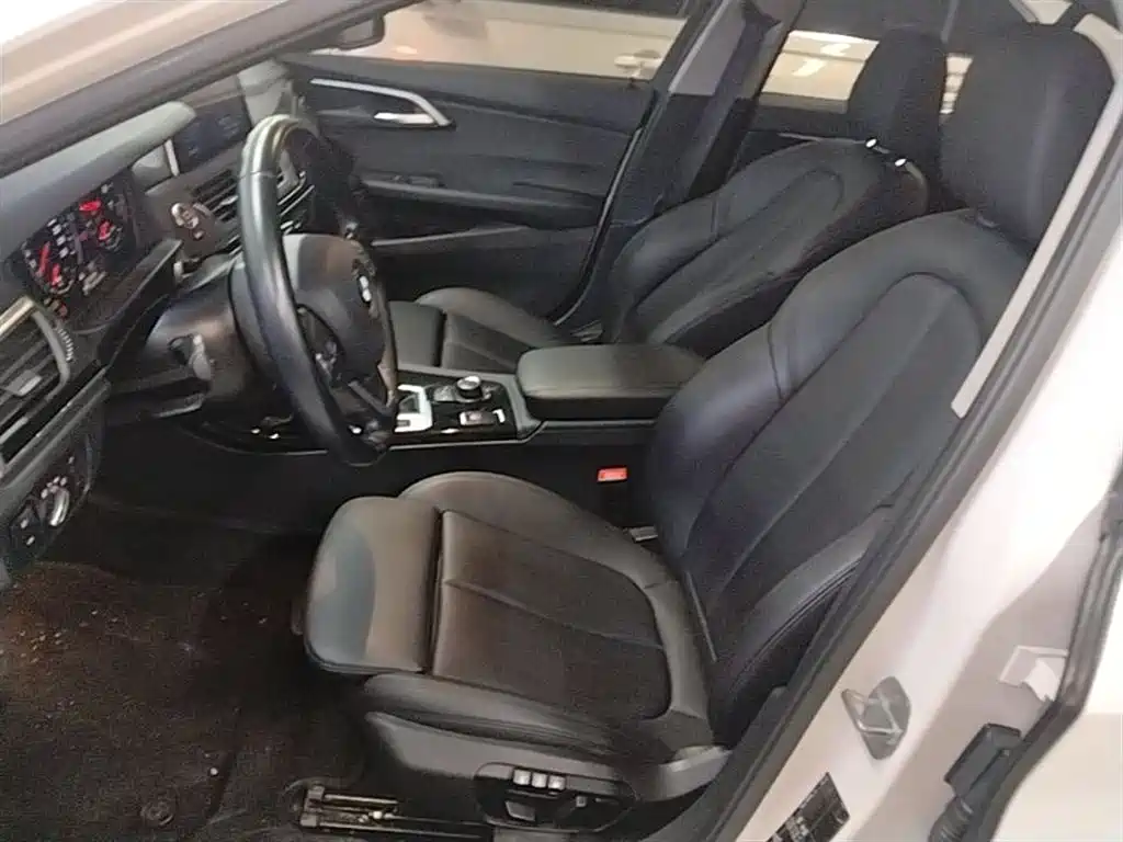 BMW 1 Series 2018 — фото 15