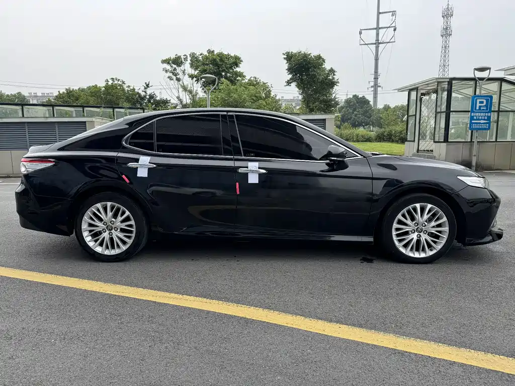 Toyota Camry 2019 — фото 14
