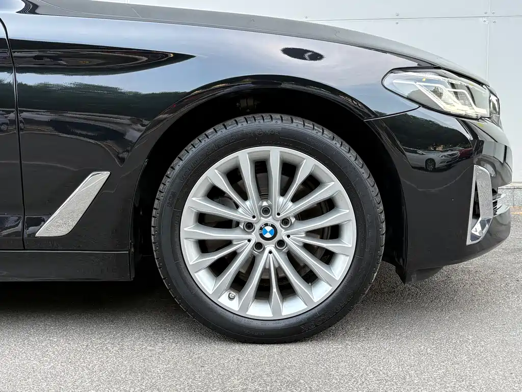 BMW 5 Series 2022 — фото 9