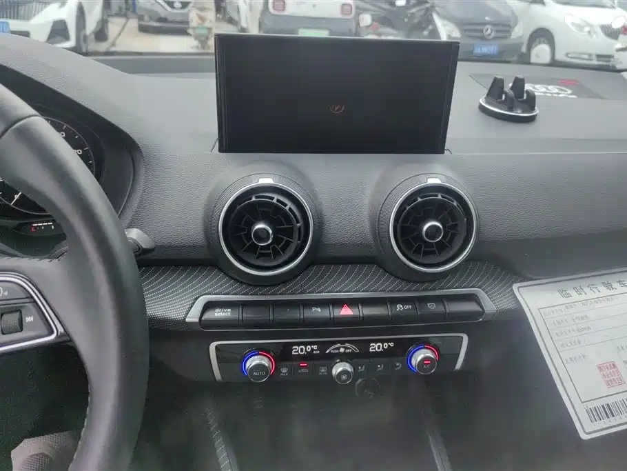 Audi Q2L E-Tron 2020 — фото 13