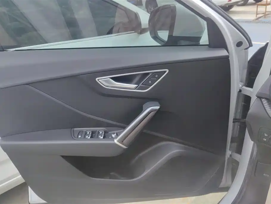 Audi Q2L E-Tron 2020