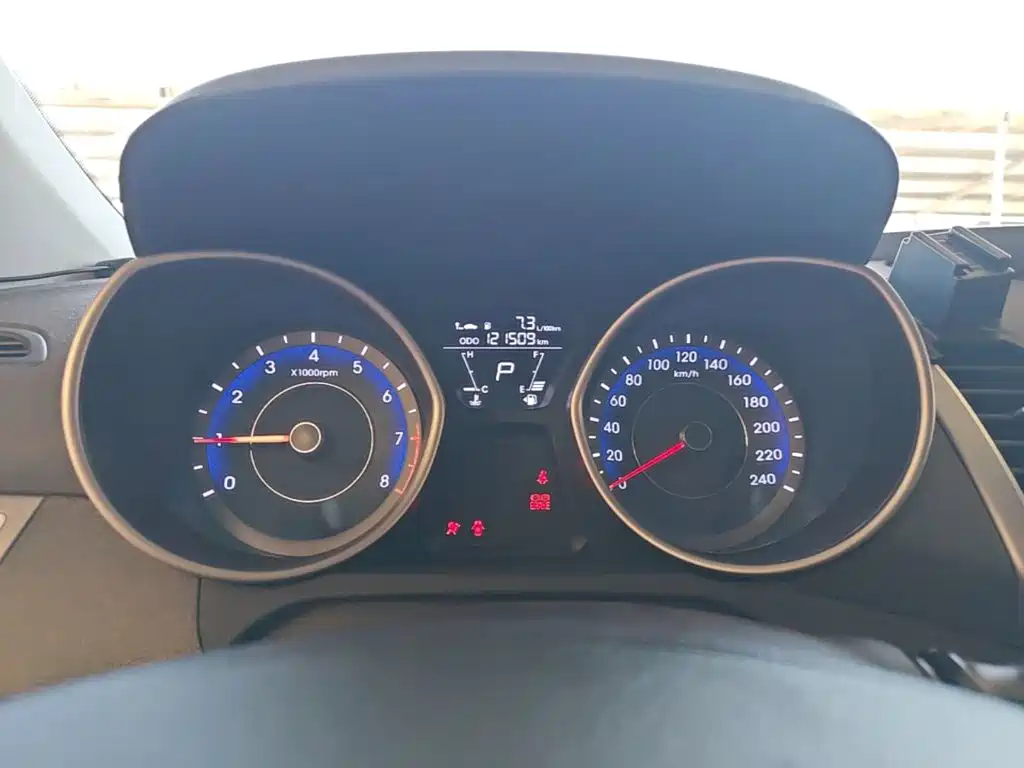 Hyundai Elantra Langdong 2018 — фото 12