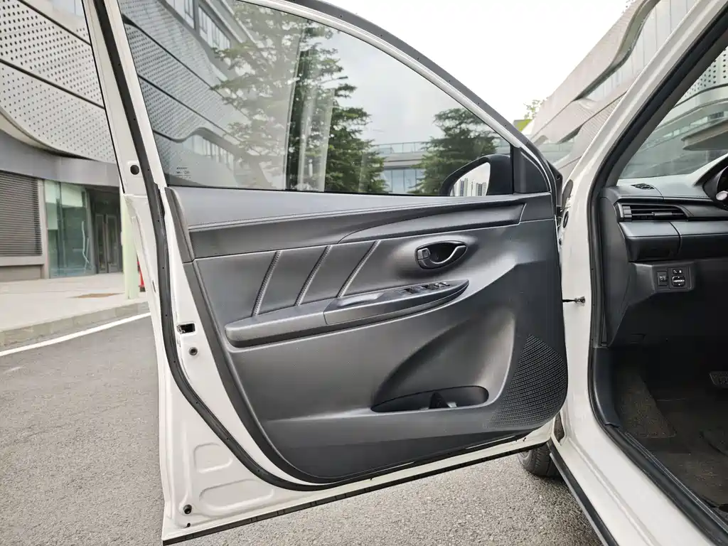 Toyota Yaris L 2020 — фото 9