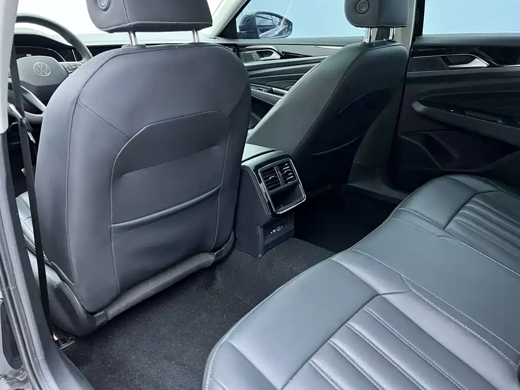 Volkswagen Passat 2023 — фото 11