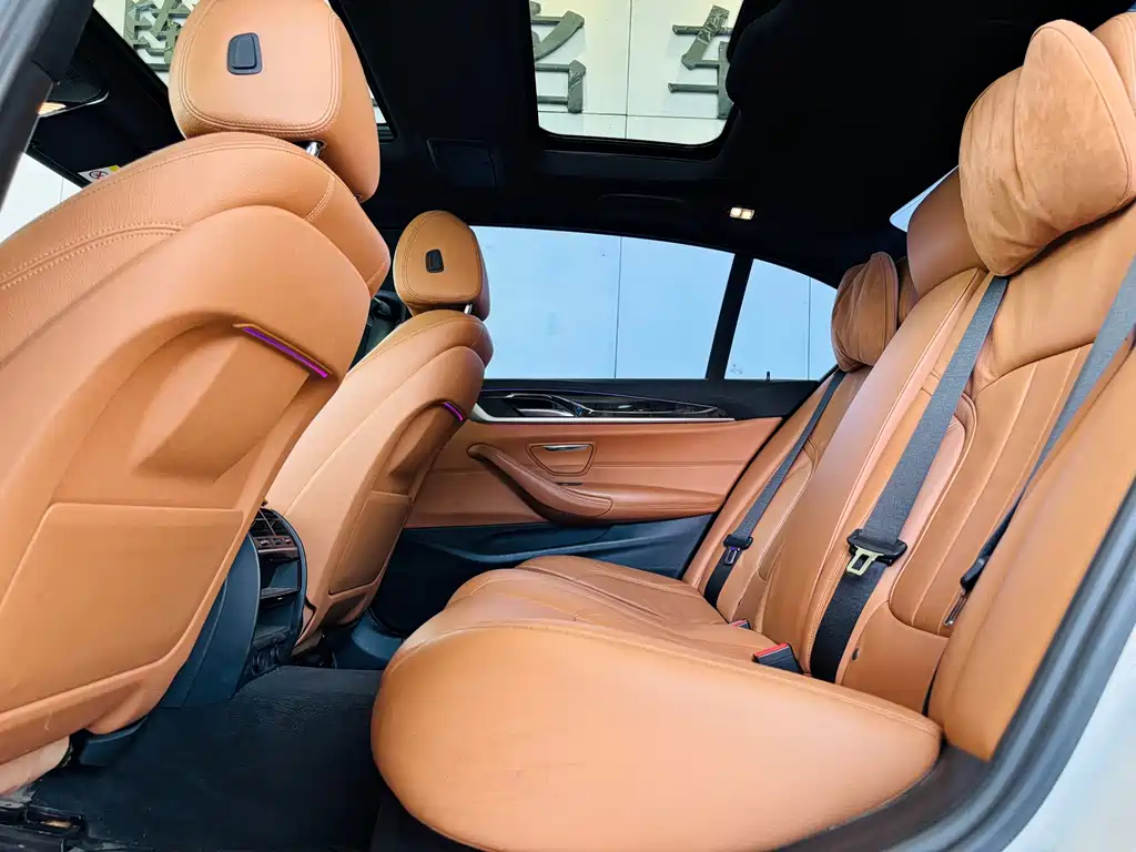 BMW 5 Series 2018 — фото 10