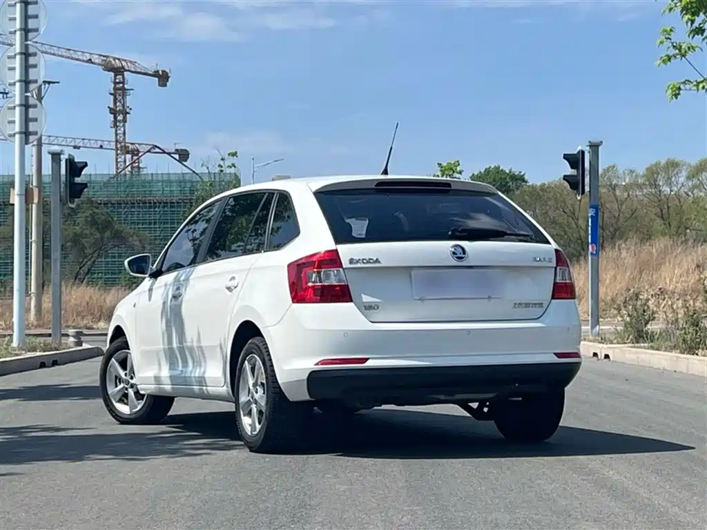 Skoda Rapid Spaceback 2017 — фото 14