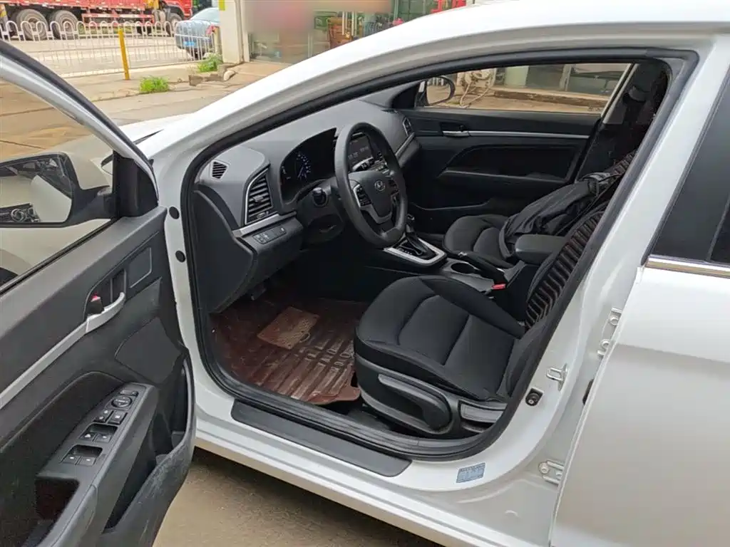 Hyundai Elantra 2019 — фото 15