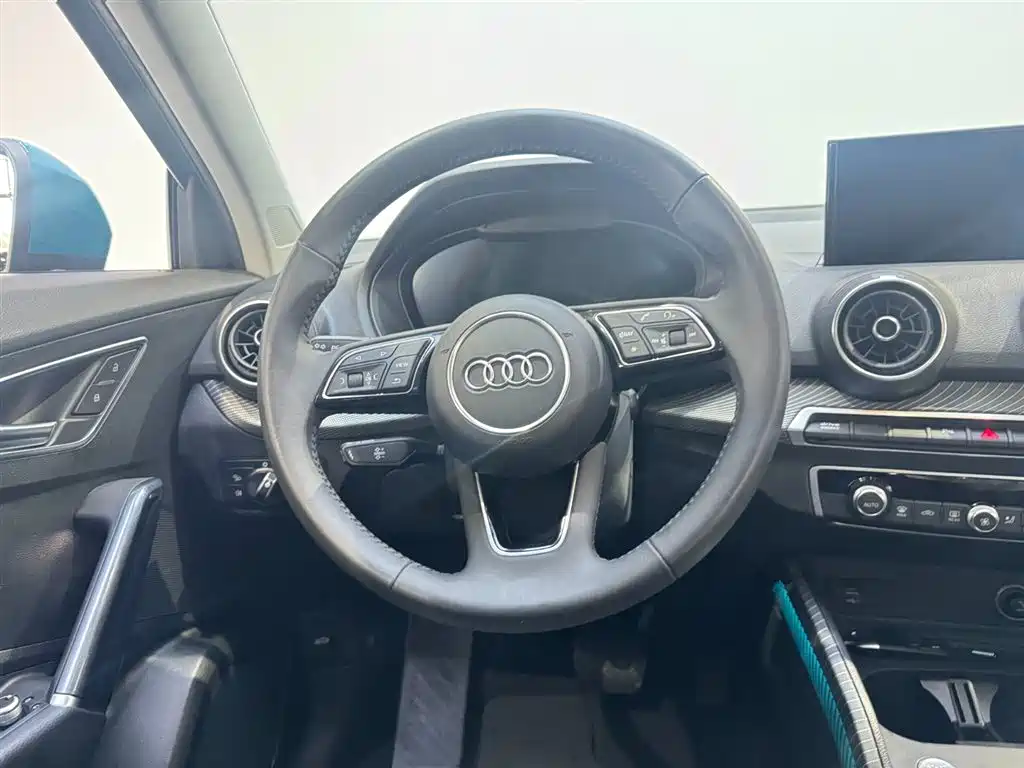 Audi Q2L e-tron 2021 — фото 13