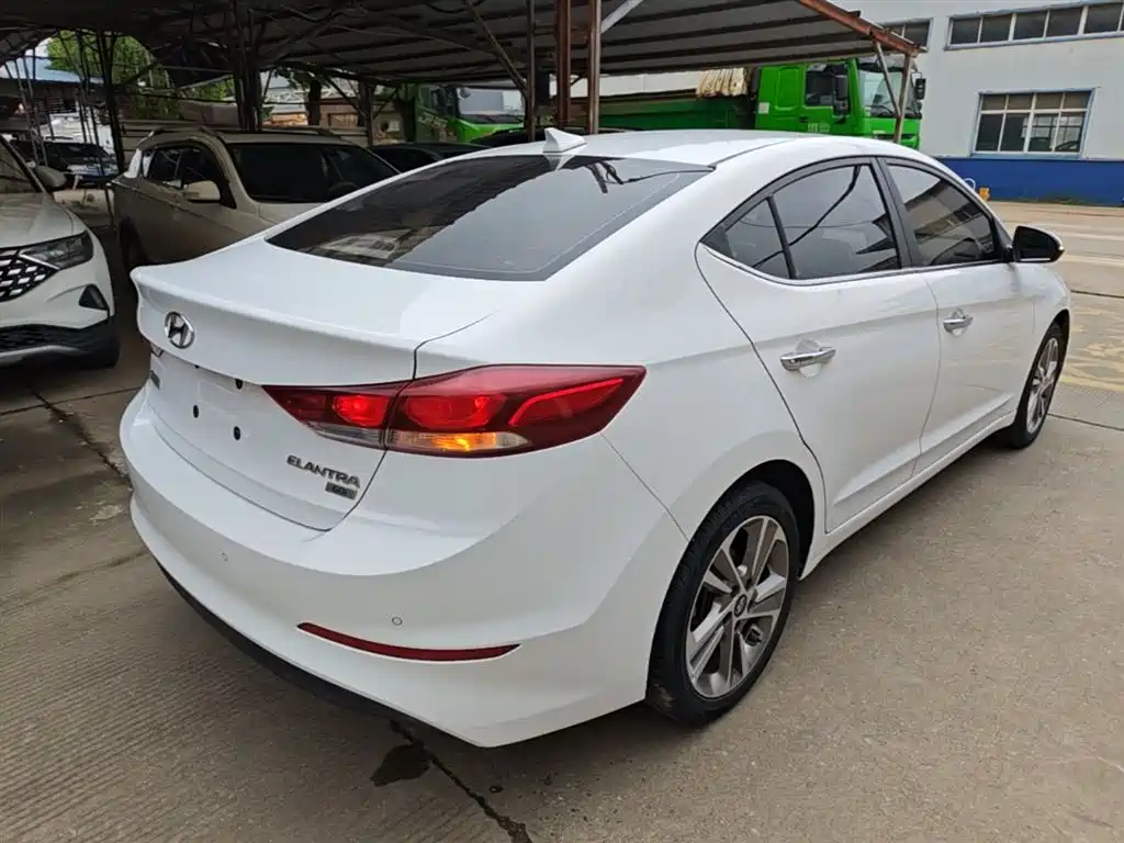 Hyundai Elantra 2019 — фото 7
