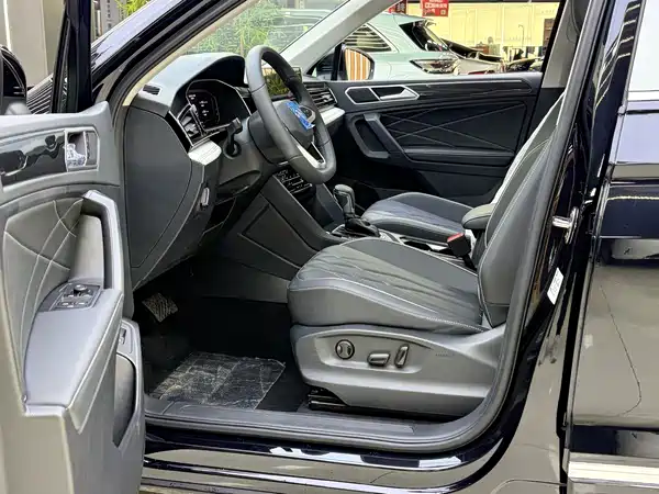 Volkswagen Tiguan L Plug-In Hybrid 2025