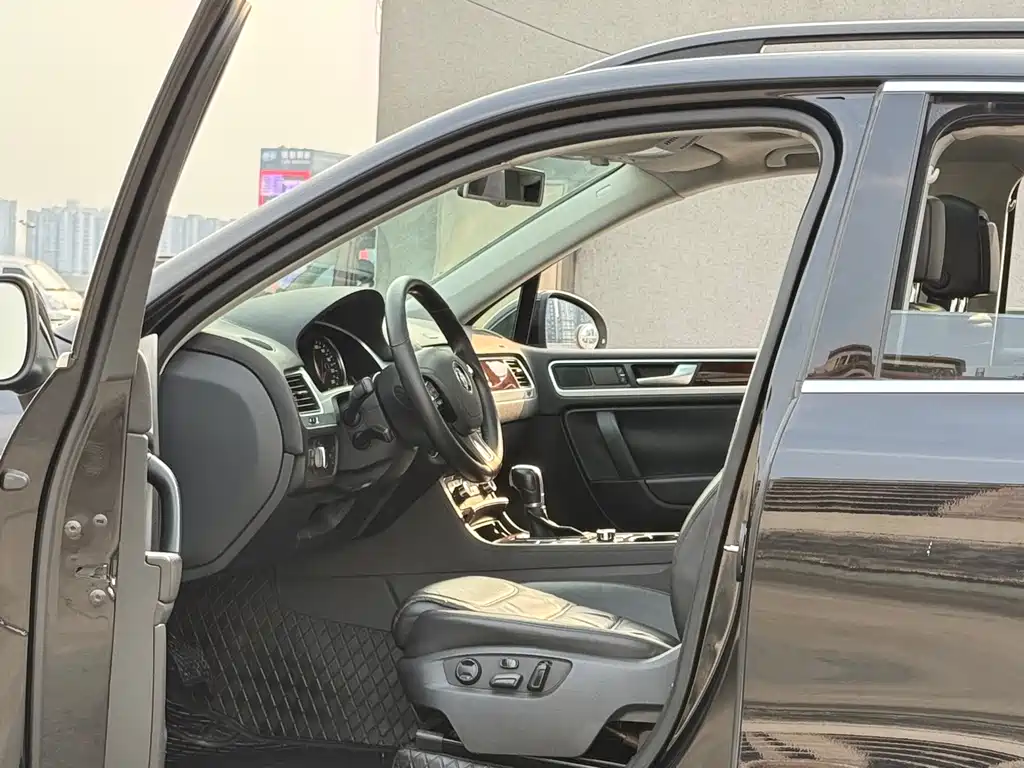 Volkswagen Touareg 2015 — фото 19