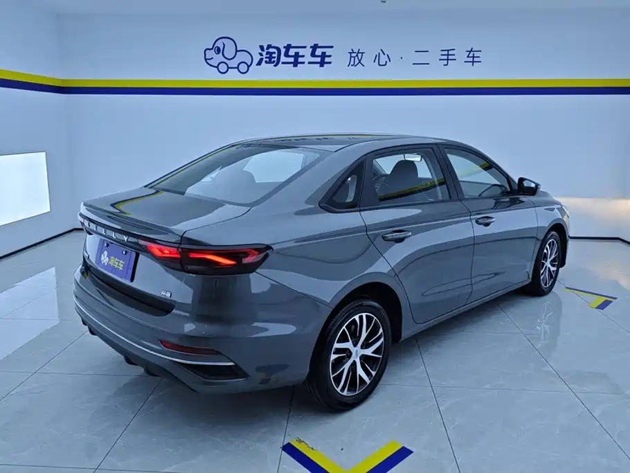 Geely Emgrand 2022