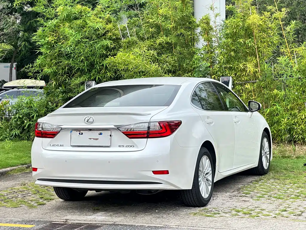 Lexus ES 2017 — фото 16