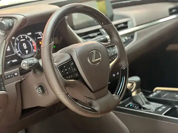 Lexus ES 2019
