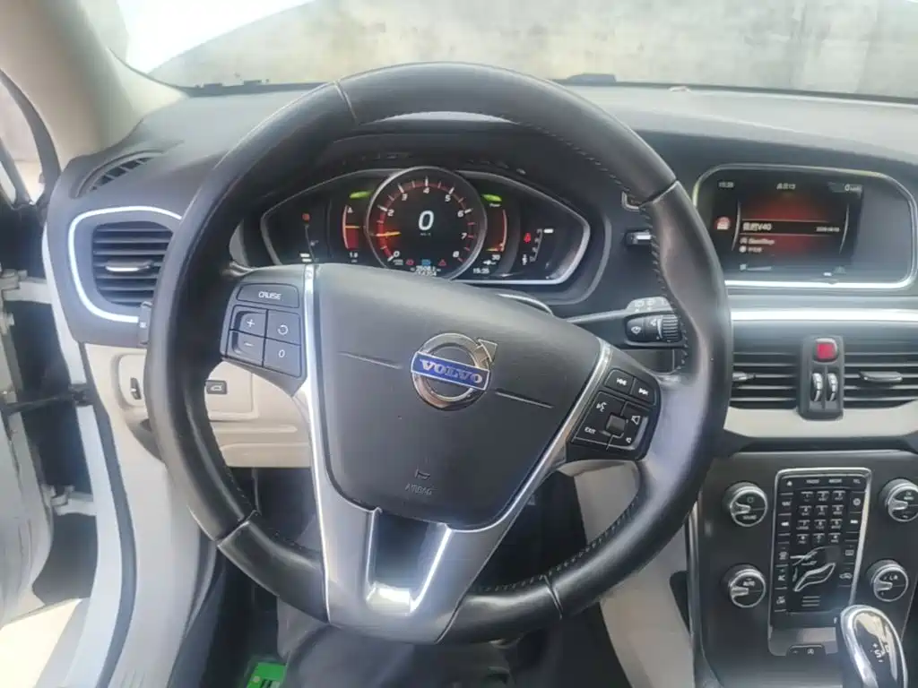 Volvo V40 2015 — фото 11