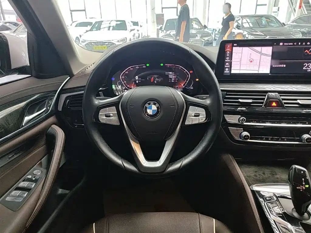 BMW 5 Series 2022 — фото 11