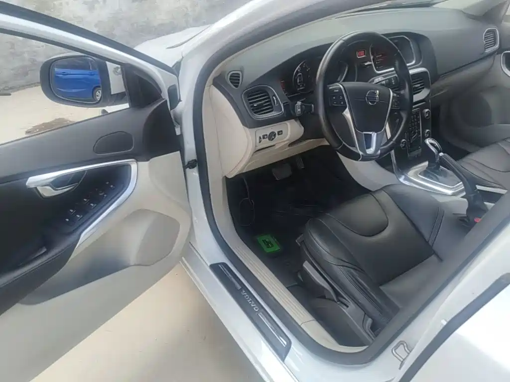 Volvo V40 2015 — фото 16