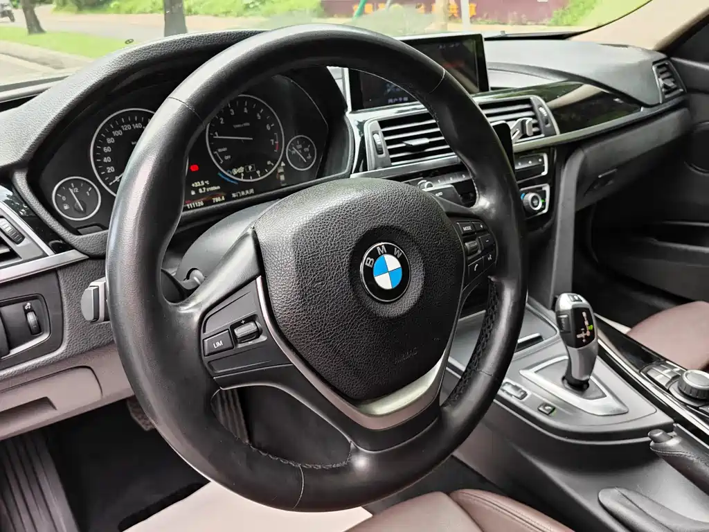 BMW 3 Series 2018 — фото 11