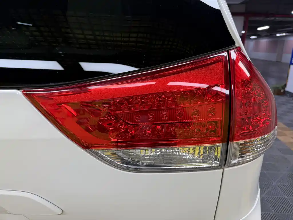 Toyota Sienna 2016 — фото 13