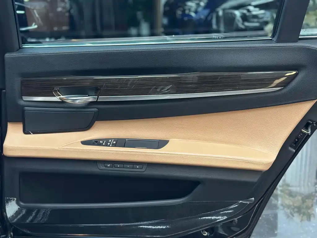 BMW 7 Series 2012 — фото 9
