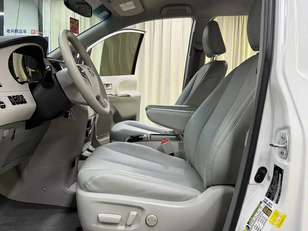 Toyota Sienna 2016 — фото 20