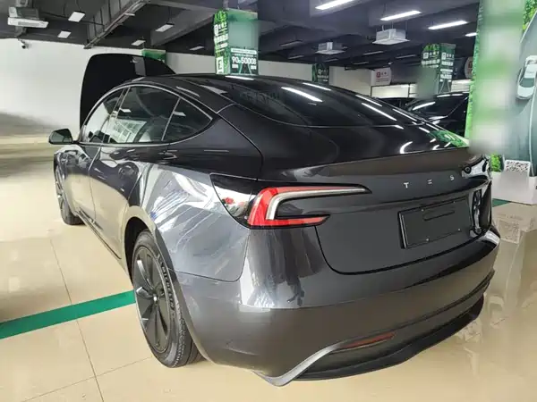 Tesla Model 3 2024