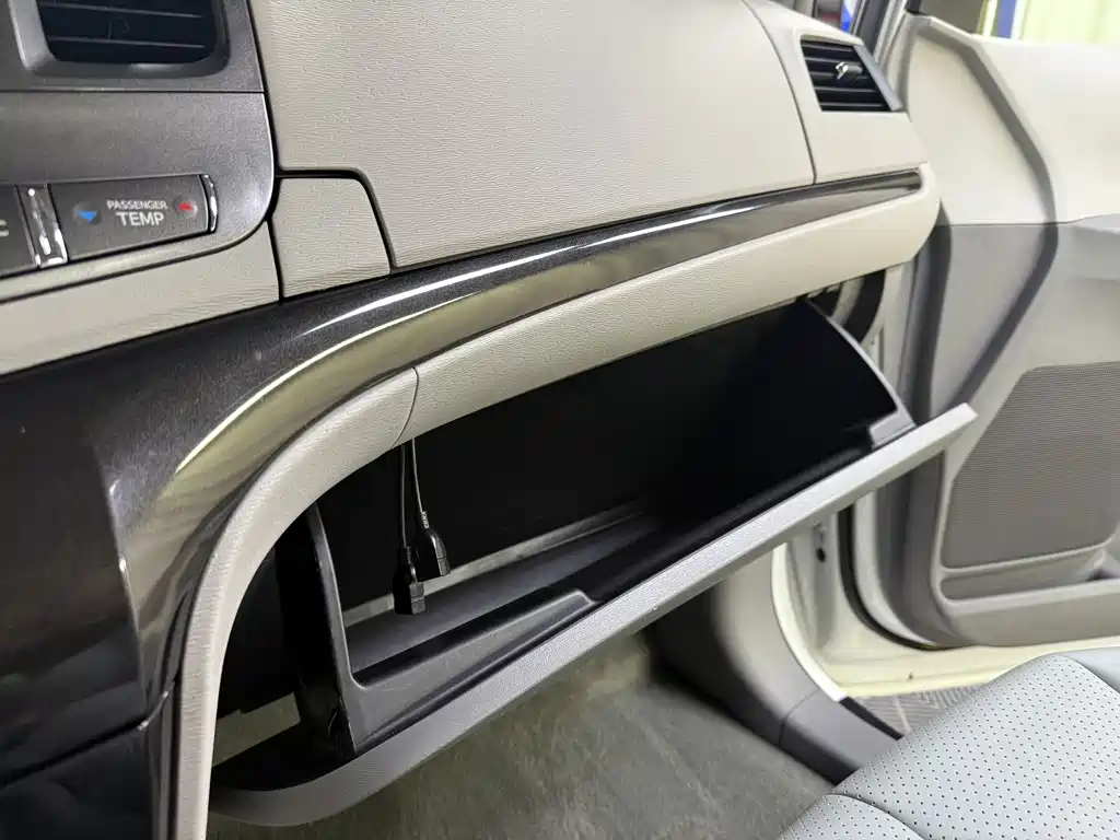 Toyota Sienna 2016 — фото 21