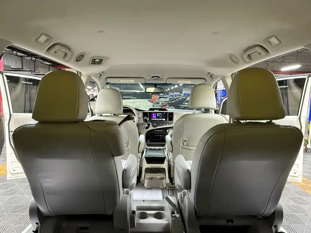 Toyota Sienna 2016 — фото 43