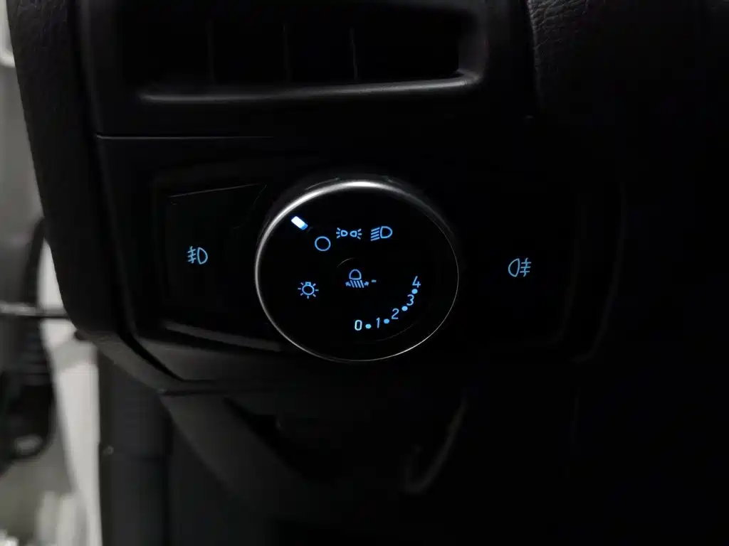 Ford Focus 2018 — фото 21