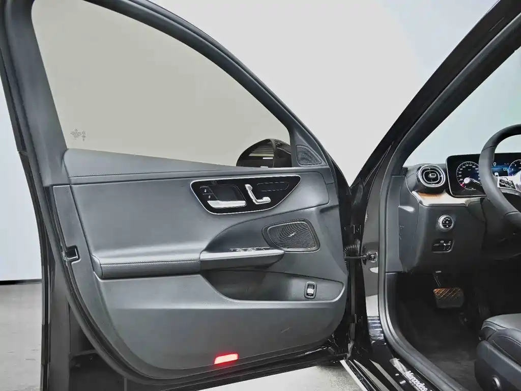Mercedes-Benz C-Class 2023 — фото 24