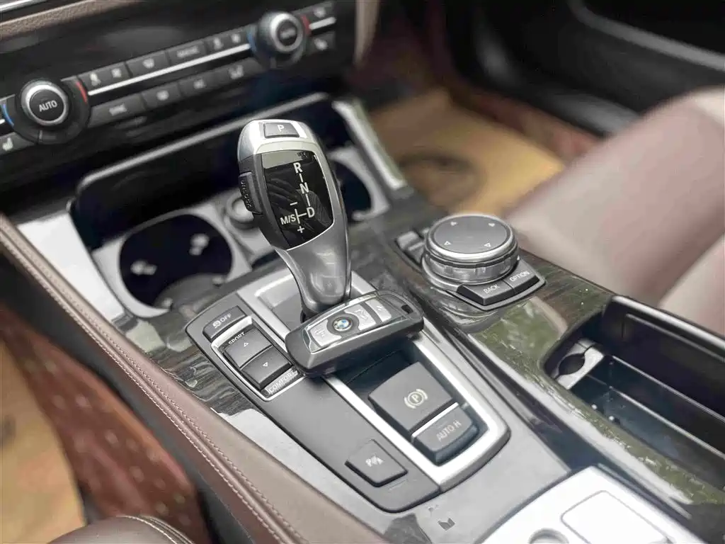 BMW 5 Series New Energy 2016 — фото 20