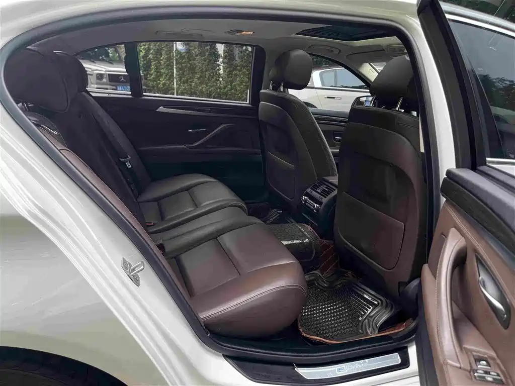 BMW 5 Series New Energy 2016 — фото 16