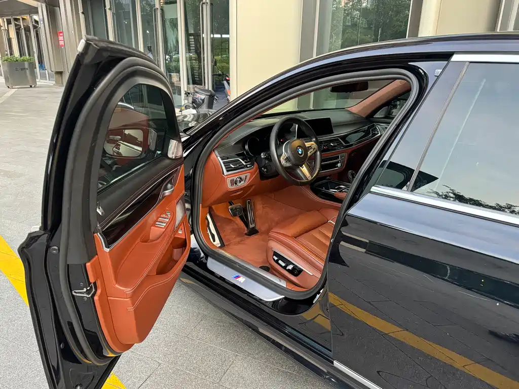 BMW 7 Series 2018 — фото 13