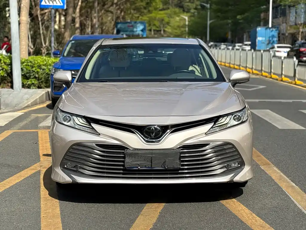 Toyota Camry 2018 — фото 2