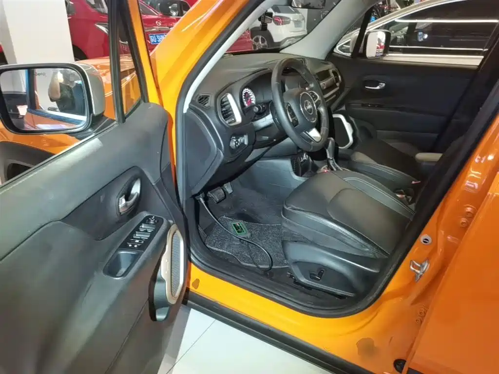 Jeep Renegade 2017 — фото 16