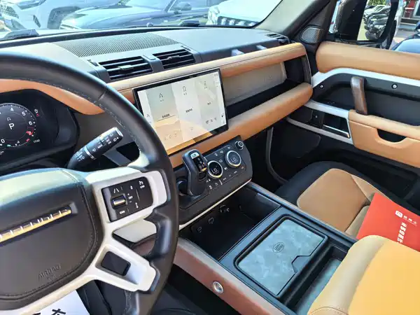 Land Rover Defender 2024