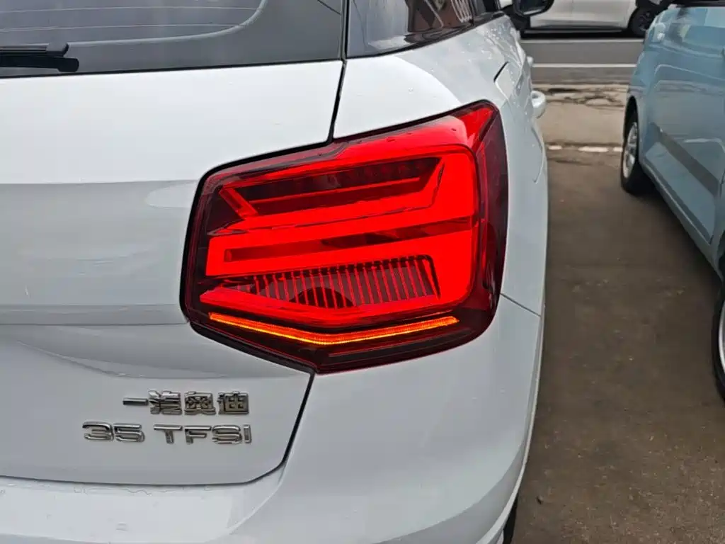 Audi Q2L 2019 — фото 8