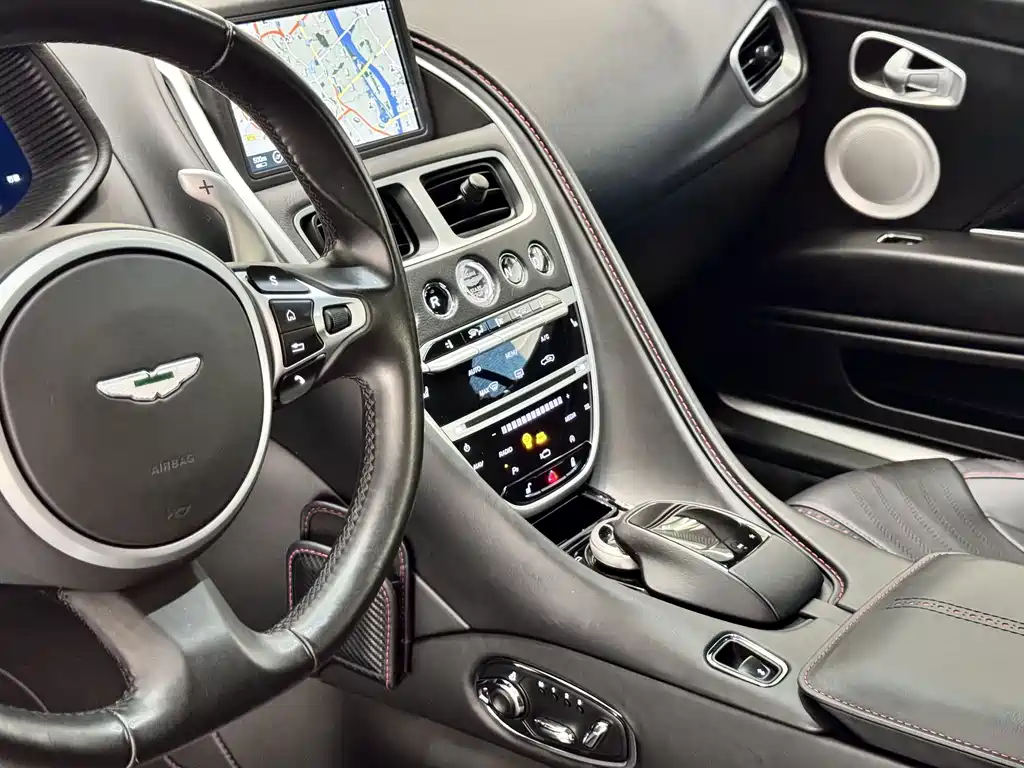 Aston Martin DB11 2019 — фото 17