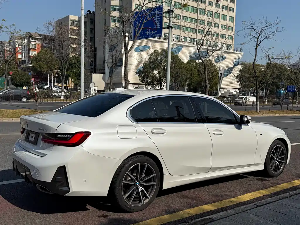 BMW 3 Series 2024 — фото 17