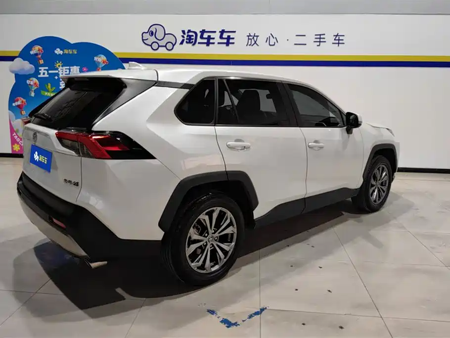 Toyota RAV4 2023 — фото 3