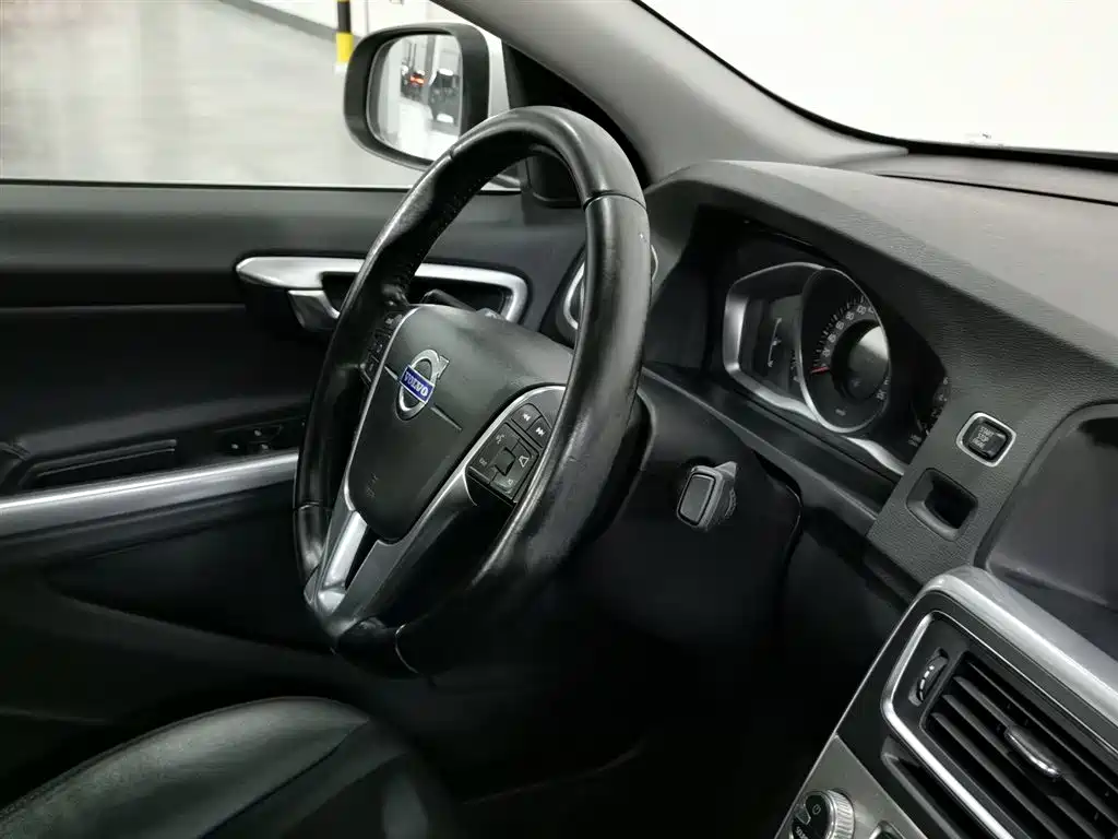 Volvo S60 2015 — фото 22
