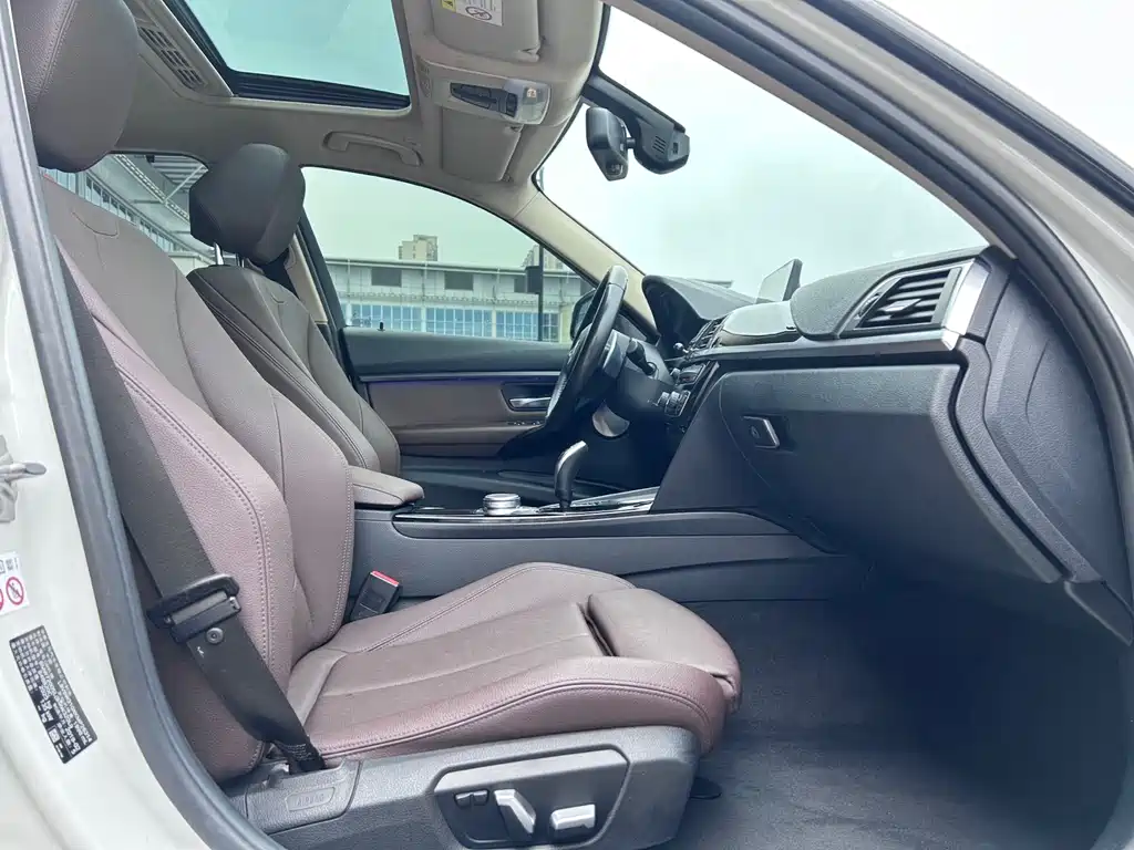 BMW 3 Series 2019 — фото 17