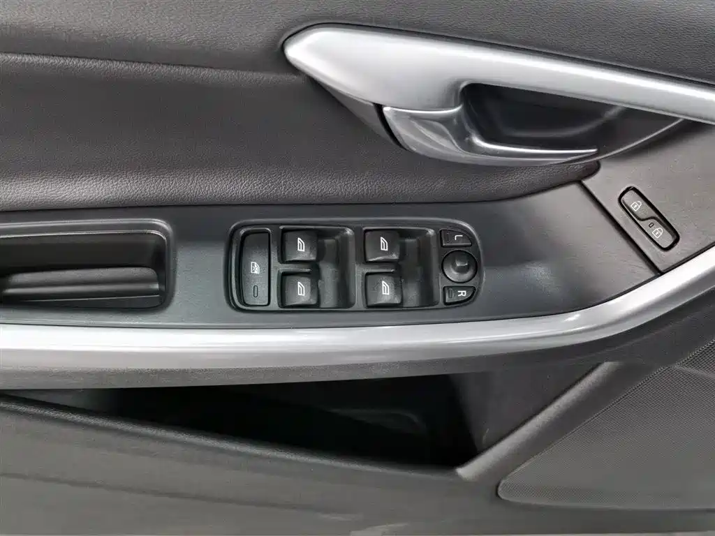 Volvo S60 2015 — фото 9
