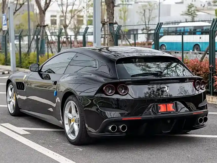 Ferrari GTC4Lusso 2017 — фото 6