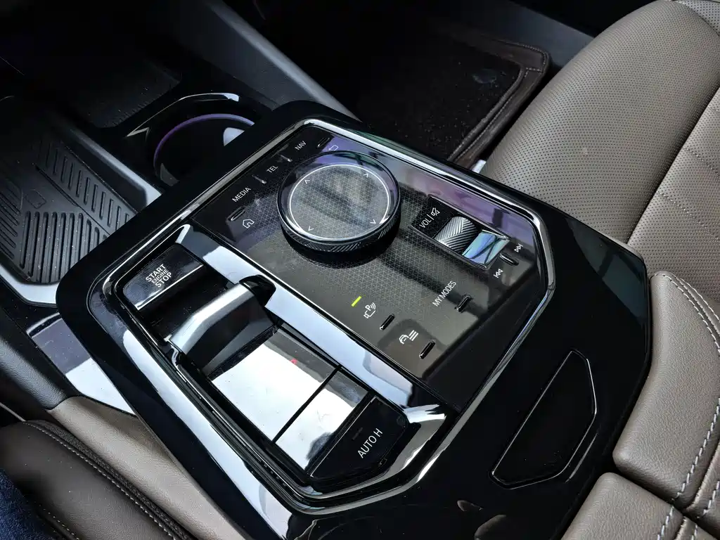 BMW 5 Series 2025 — фото 9