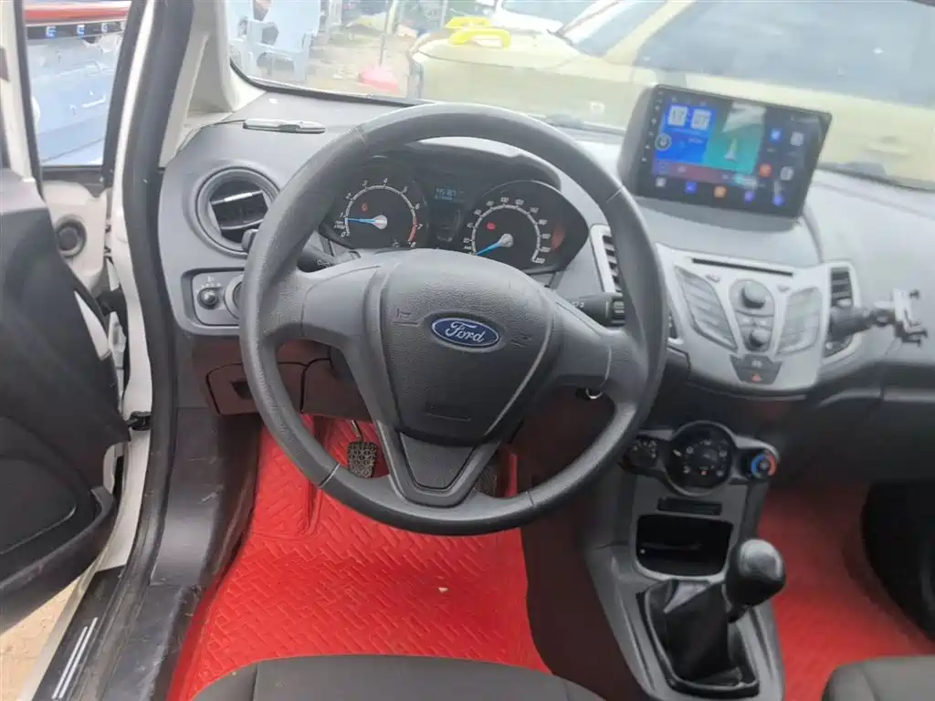 Ford Fiesta 2015 — фото 11