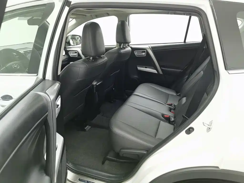 Toyota RAV4 2017 — фото 15