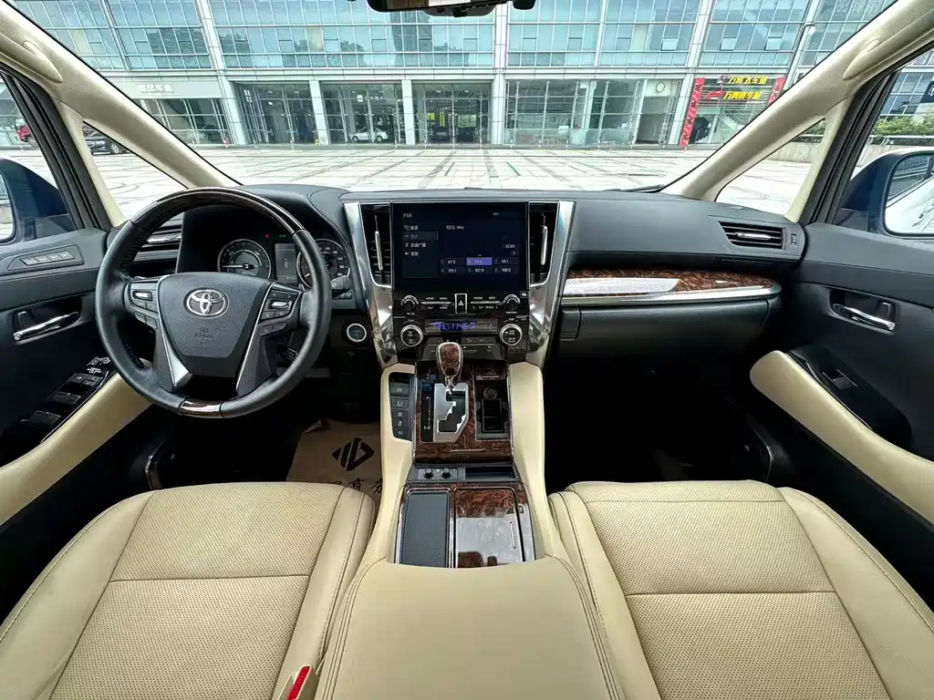 Toyota Alphard 2022 — фото 12