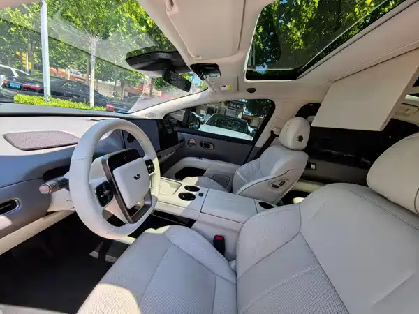 Li Auto i8 2025