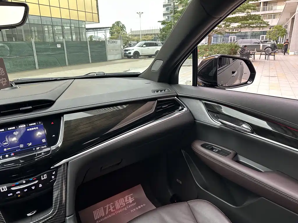 Cadillac XT6 2022 — фото 10